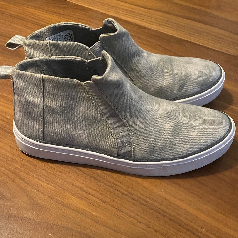 Toms Gray Slip-On Women’s Sneakers size 8.5